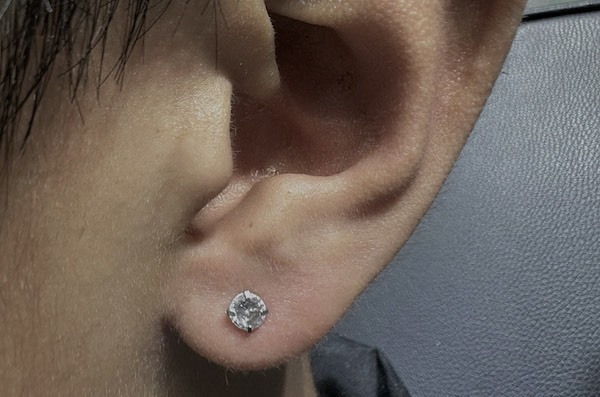 Nam xỏ khuyên tai mặt đá