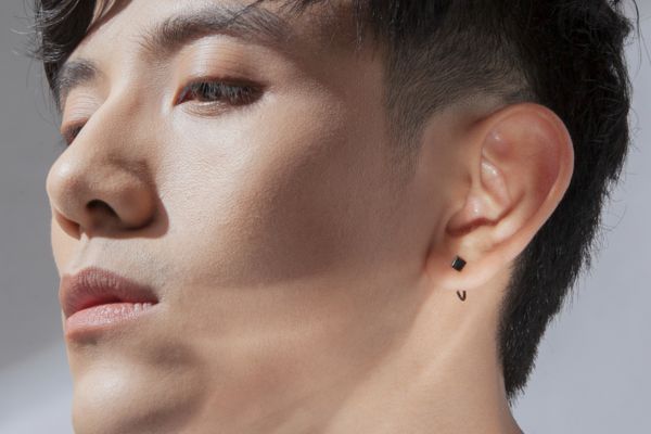Nam xỏ khuyên tai với 5 lợi ích tuyệt vời