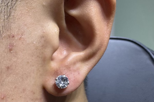 Hình ảnh khách nam xỏ khuyên tai - TinyBox xỏ khuyên