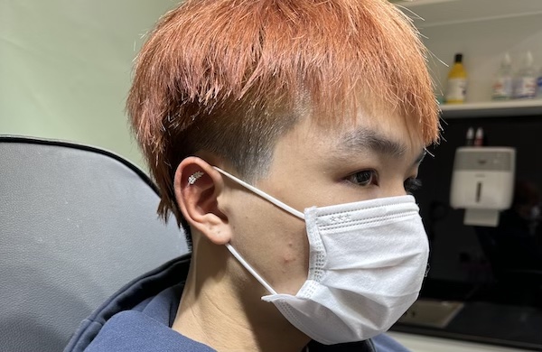 Hình ảnh nam xỏ sụn tai chất