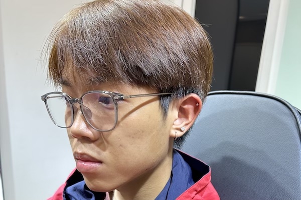 Hình ảnh nam xỏ sụn tai chất