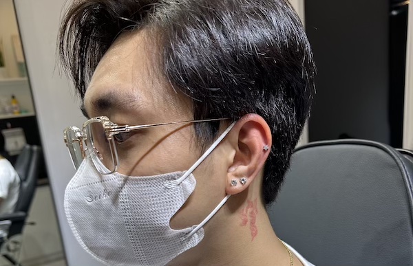 Hình ảnh nam xỏ sụn tai chất