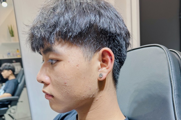 Hình ảnh nam xỏ sụn tai chất