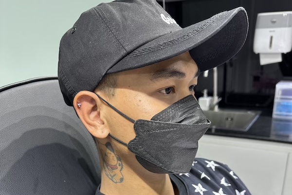 Hình ảnh nam xỏ sụn tai chất