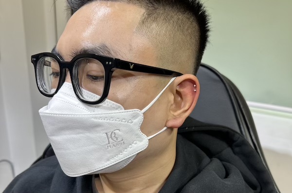 Hình ảnh nam xỏ sụn tai chất