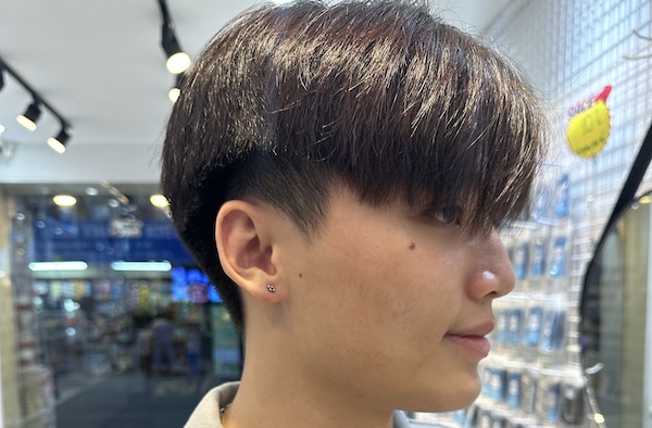 Con trai xỏ thịt tai