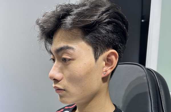 Con trai xỏ thịt tai