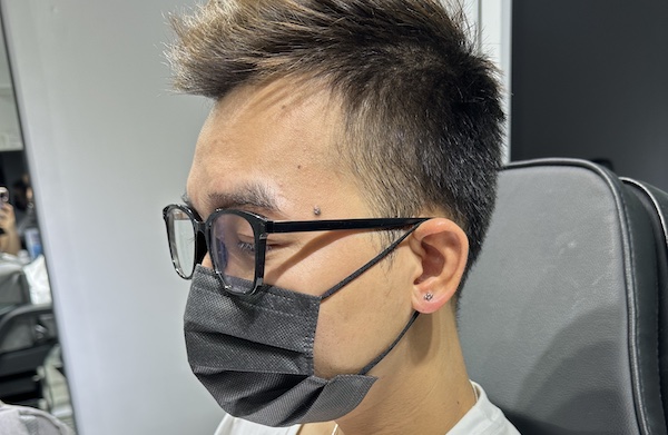 Con trai xỏ thịt tai