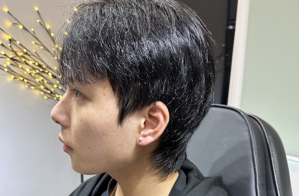 Con trai xỏ thịt tai