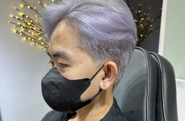 Con trai xỏ thịt tai