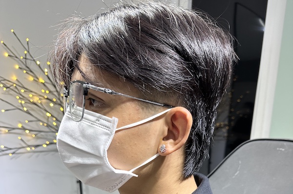 Con trai xỏ thịt tai