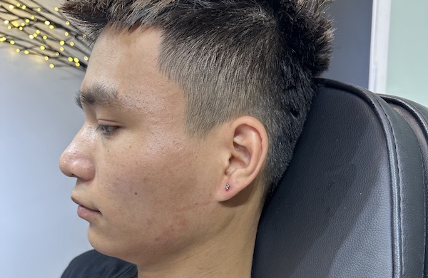 Con trai xỏ thịt tai