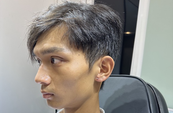 Con trai xỏ thịt tai