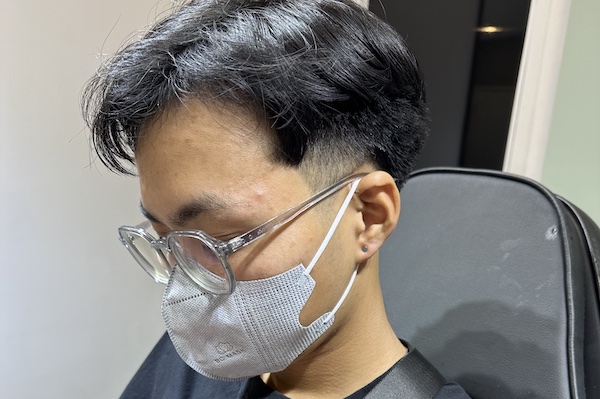 Con trai xỏ thịt tai