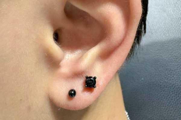 Ảnh nam xỏ thịt tai đẹp năm nay tại shop TinyBox - 12/2023