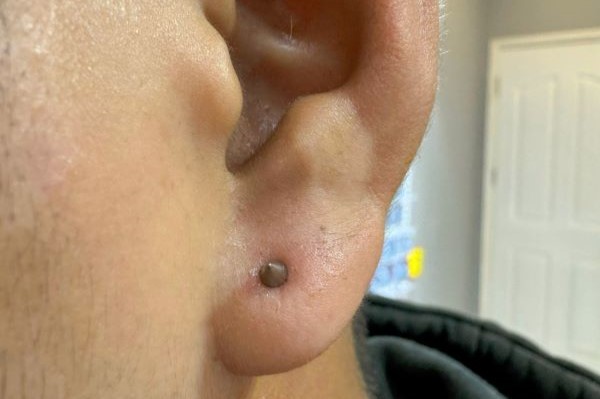 Ảnh nam xỏ thịt tai đẹp năm nay tại shop TinyBox - 12/2023