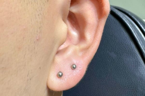 Ảnh nam xỏ thịt tai đẹp năm nay tại shop TinyBox - 12/2023