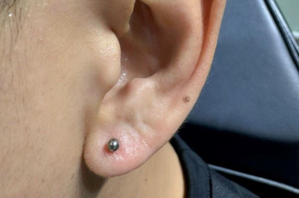 Ảnh nam xỏ thịt tai đẹp năm nay tại shop TinyBox - 12/2023