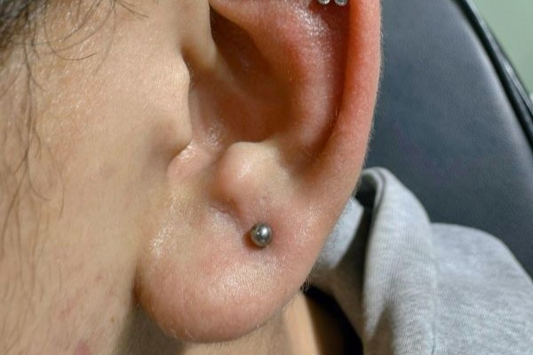 Ảnh nam xỏ thịt tai đẹp năm nay tại shop TinyBox - 12/2023