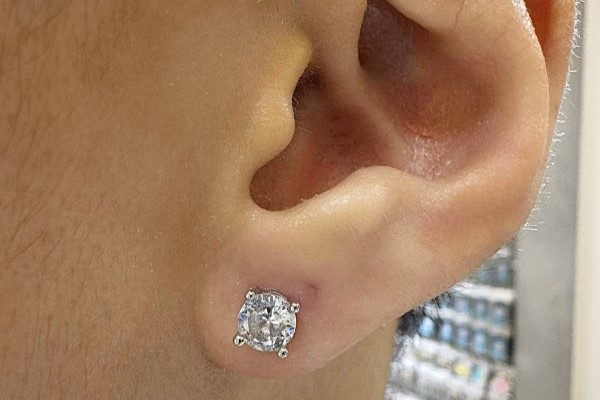 Ảnh nam xỏ thịt tai đẹp năm nay tại shop TinyBox - 12/2023