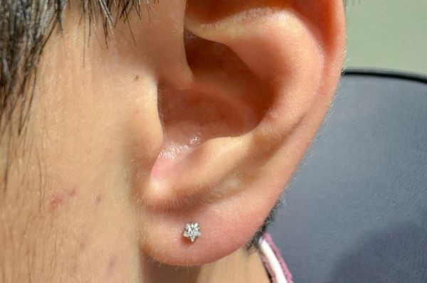 Ảnh nam xỏ thịt tai đẹp năm nay tại shop TinyBox - 12/2023