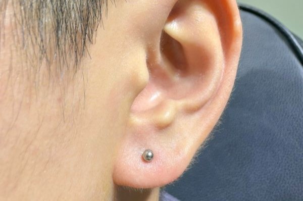 Ảnh nam xỏ thịt tai đẹp năm nay tại shop TinyBox - 12/2023