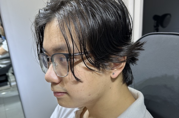 Con trai xỏ thịt tai