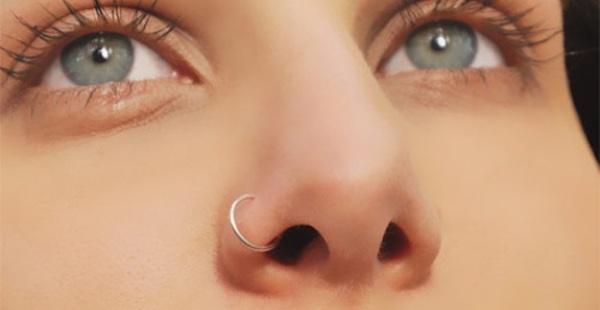 Nâng mũi có xỏ khuyên mũi được không?