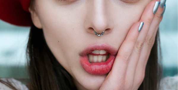 Nâng mũi có xỏ khuyên mũi được không?