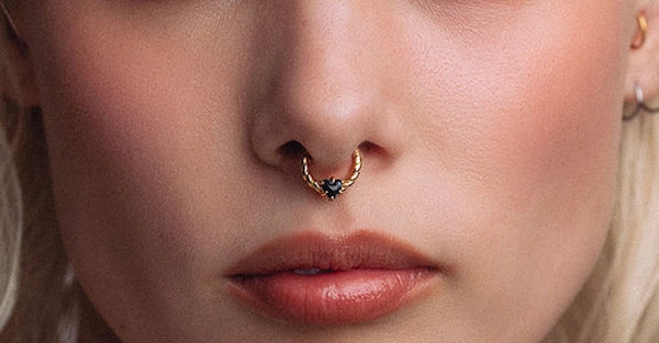 Nâng mũi có xỏ khuyên mũi được không?