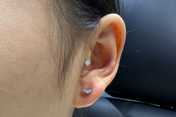 Nên chọn Titanium hay vàng để xỏ khuyên?