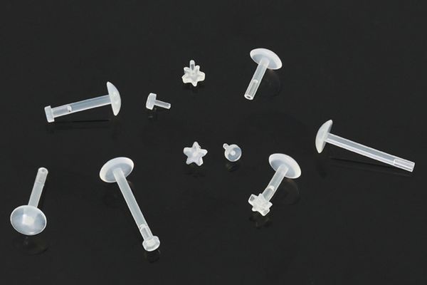 Nhựa và thủy tinh chất liệu nào dùng để xỏ khuyên tốt hơn?