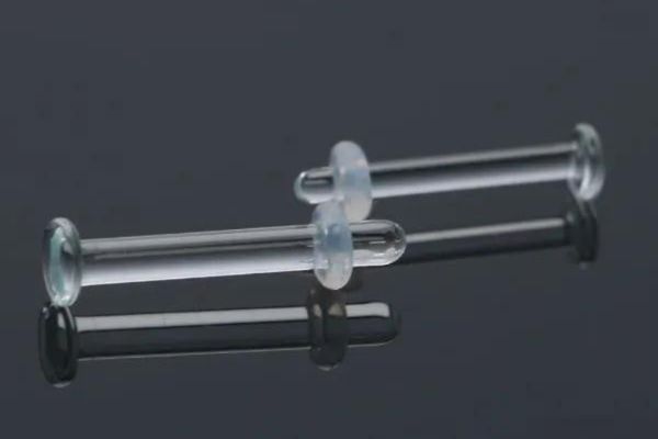 Nhựa và thủy tinh chất liệu nào dùng để xỏ khuyên tốt hơn?