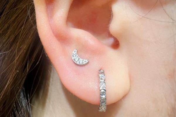 Hình xỏ khuyên tai nữ