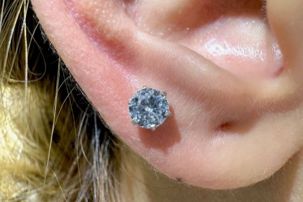 Hình xỏ khuyên tai nữ