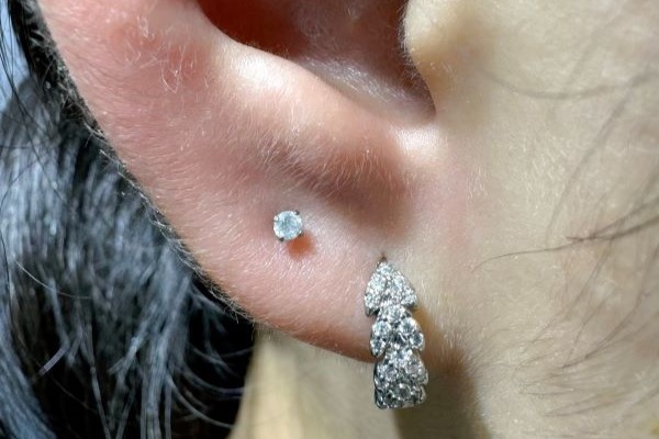 Hình xỏ khuyên tai nữ