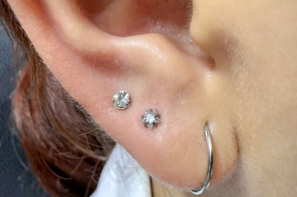 Hình xỏ khuyên tai nữ