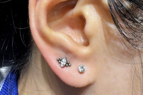 Hình xỏ khuyên tai nữ