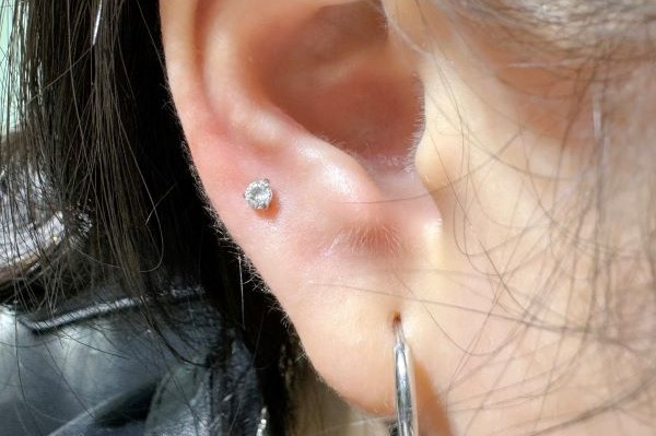 Hình xỏ khuyên tai nữ