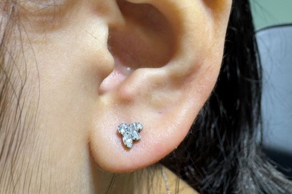 Hình xỏ khuyên tai nữ