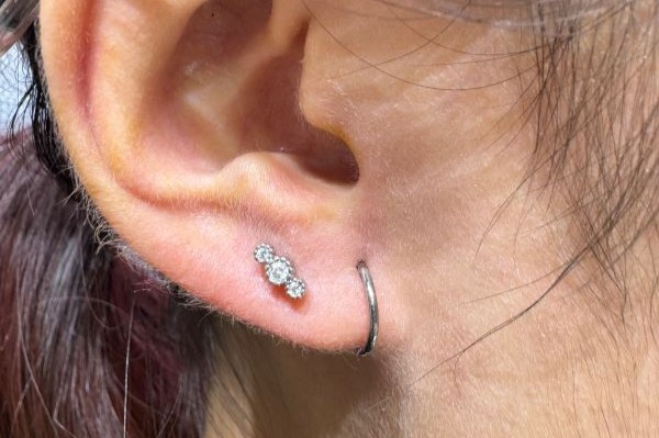 Hình xỏ khuyên tai nữ
