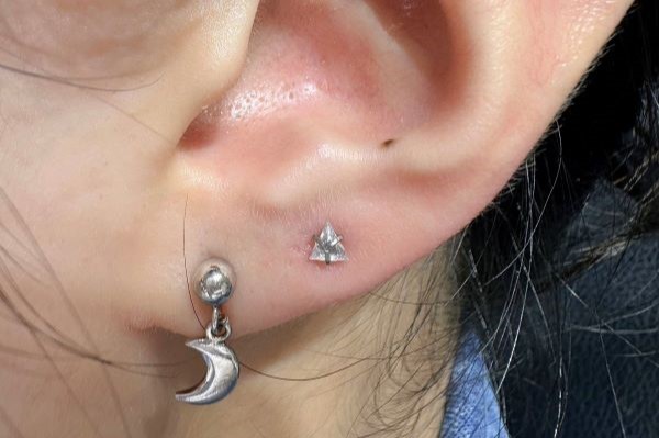 Hình xỏ khuyên tai nữ