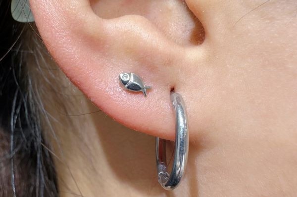 Hình xỏ khuyên tai nữ