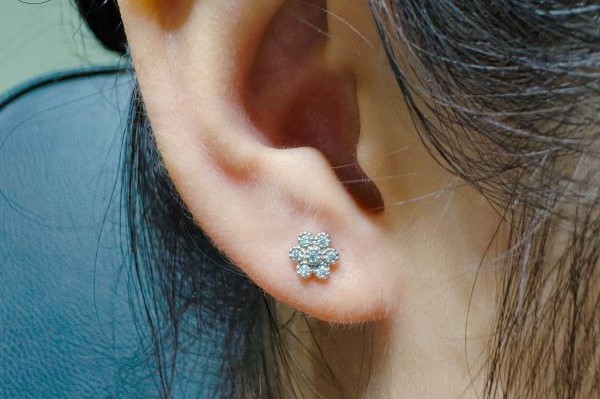 Hình xỏ khuyên tai nữ