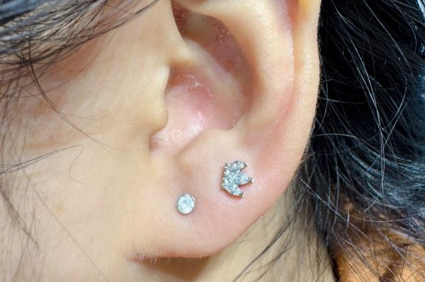 Hình xỏ khuyên tai nữ