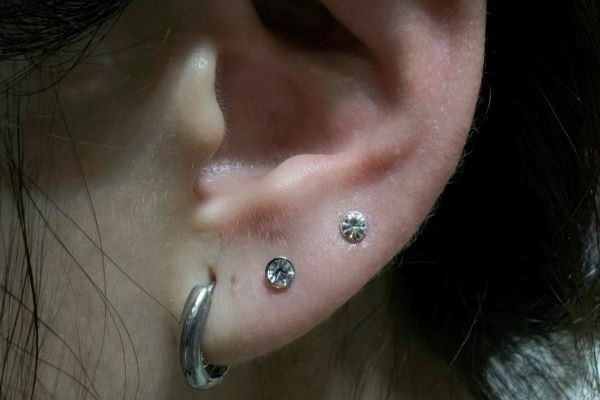 Hình xỏ khuyên tai nữ