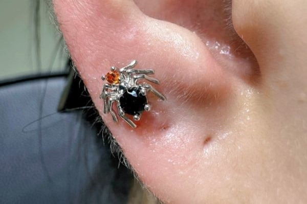 Hình xỏ khuyên tai nữ