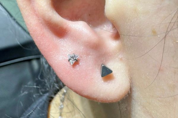 Hình xỏ khuyên tai nữ