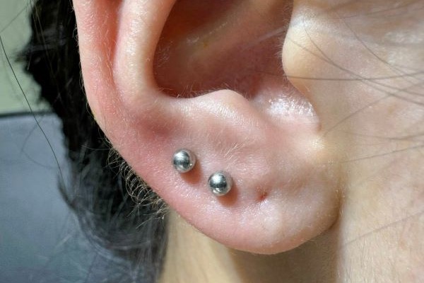Hình xỏ khuyên tai nữ