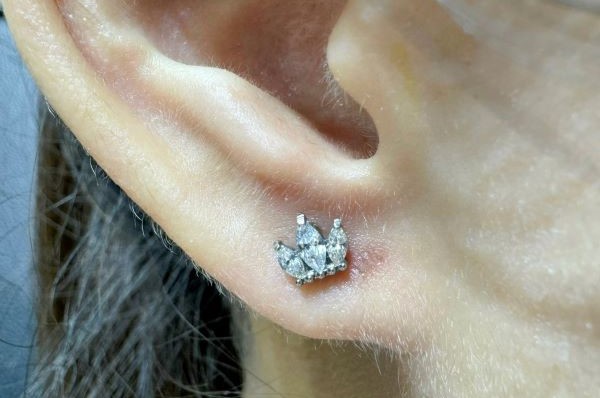 Hình xỏ khuyên tai nữ